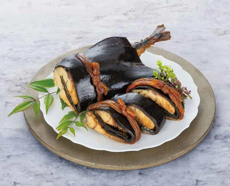 昆布巻きのような魚の煮物
