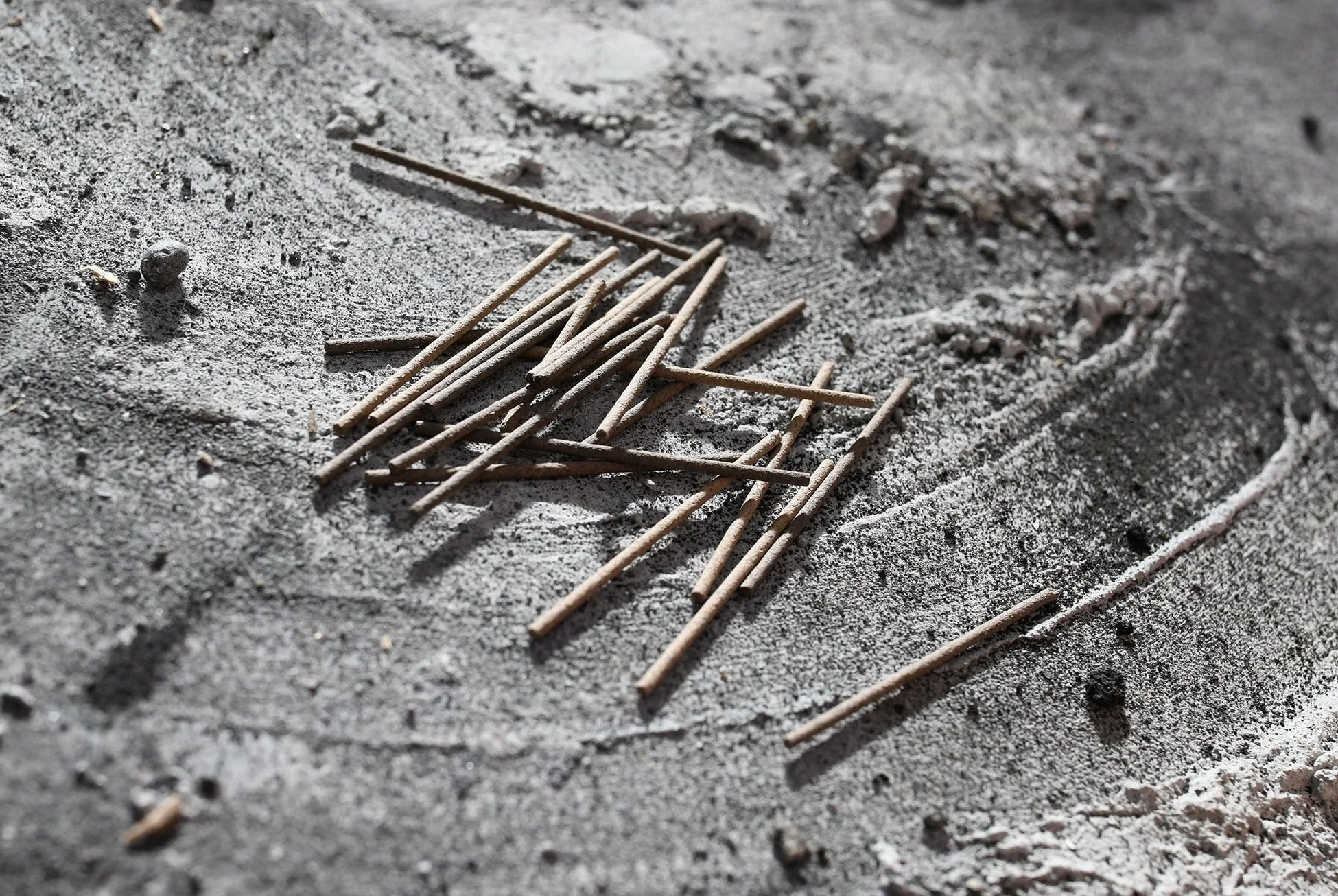 燃え尽きた線香の束と灰