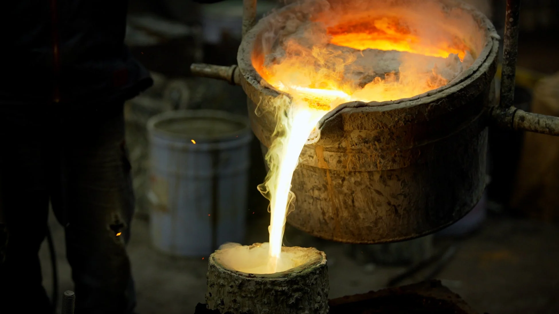溶融金属の鋳造風景