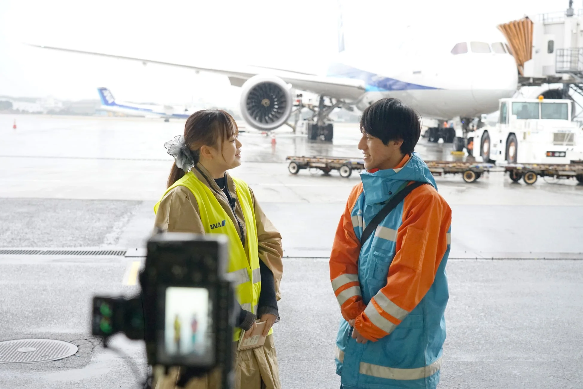 ANAの制服を着たグランドスタッフへのインタビュー風景