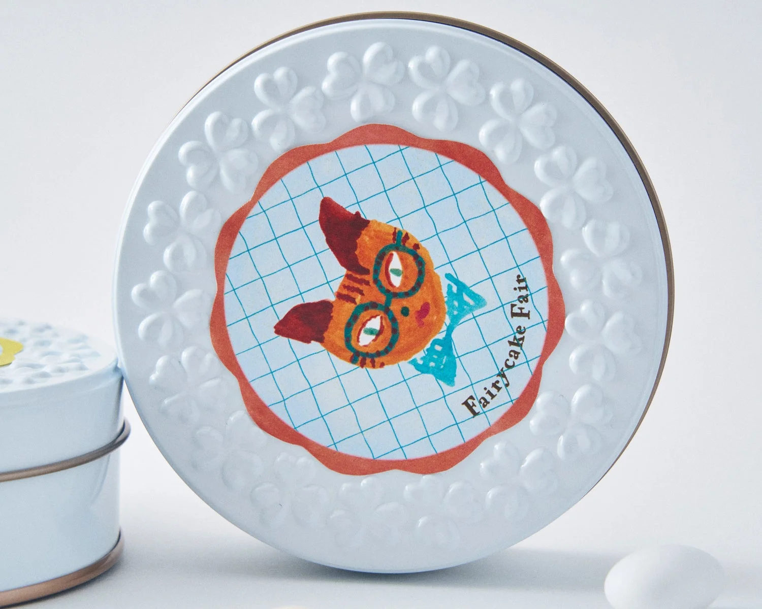 メガネをかけたネコのドラジェ缶