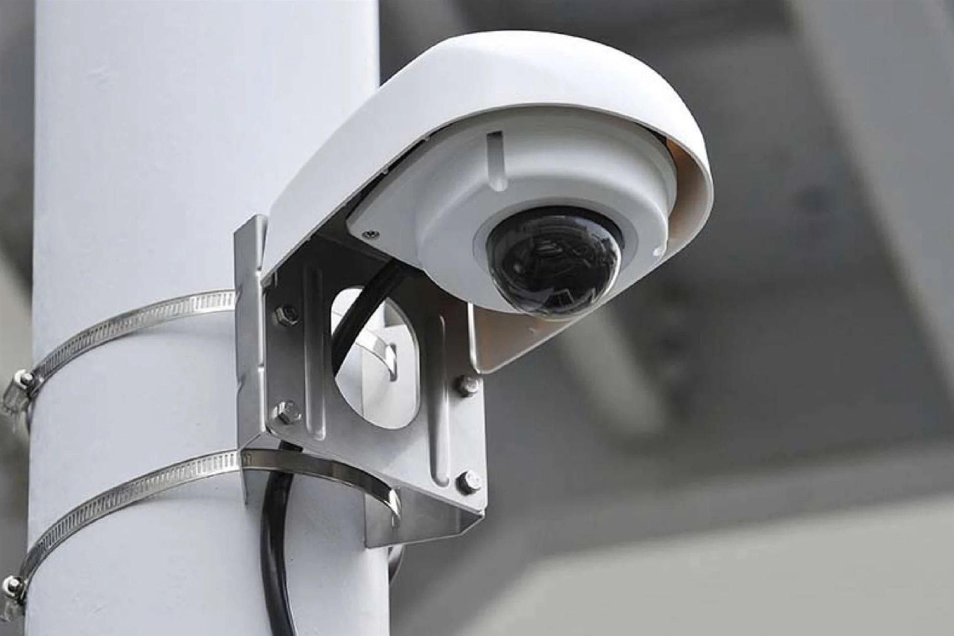 屋外に設置されたドーム型監視カメラ