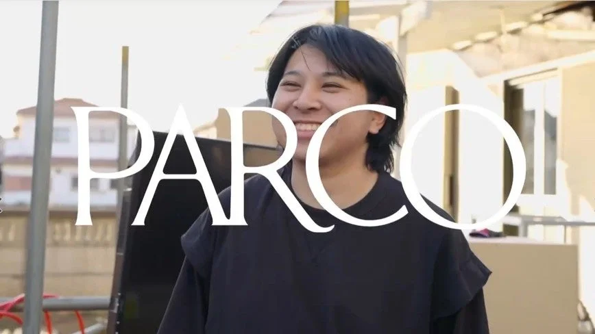 PARCOロゴと笑顔の男性