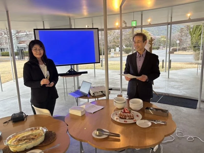 懇親会で交流する参加者たち