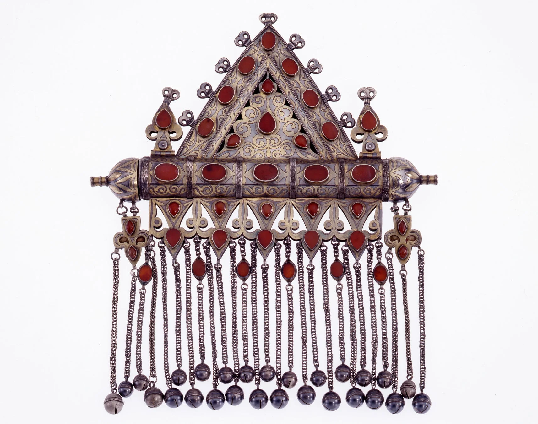 赤い宝石が多数埋め込まれた精巧な金属製の装飾品