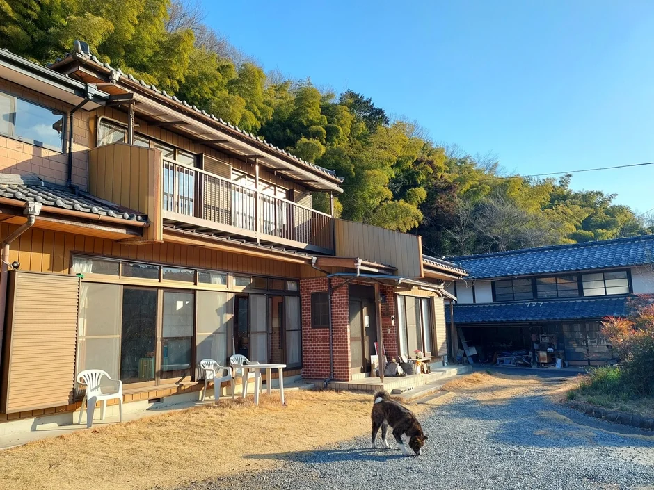 里山の古民家と犬