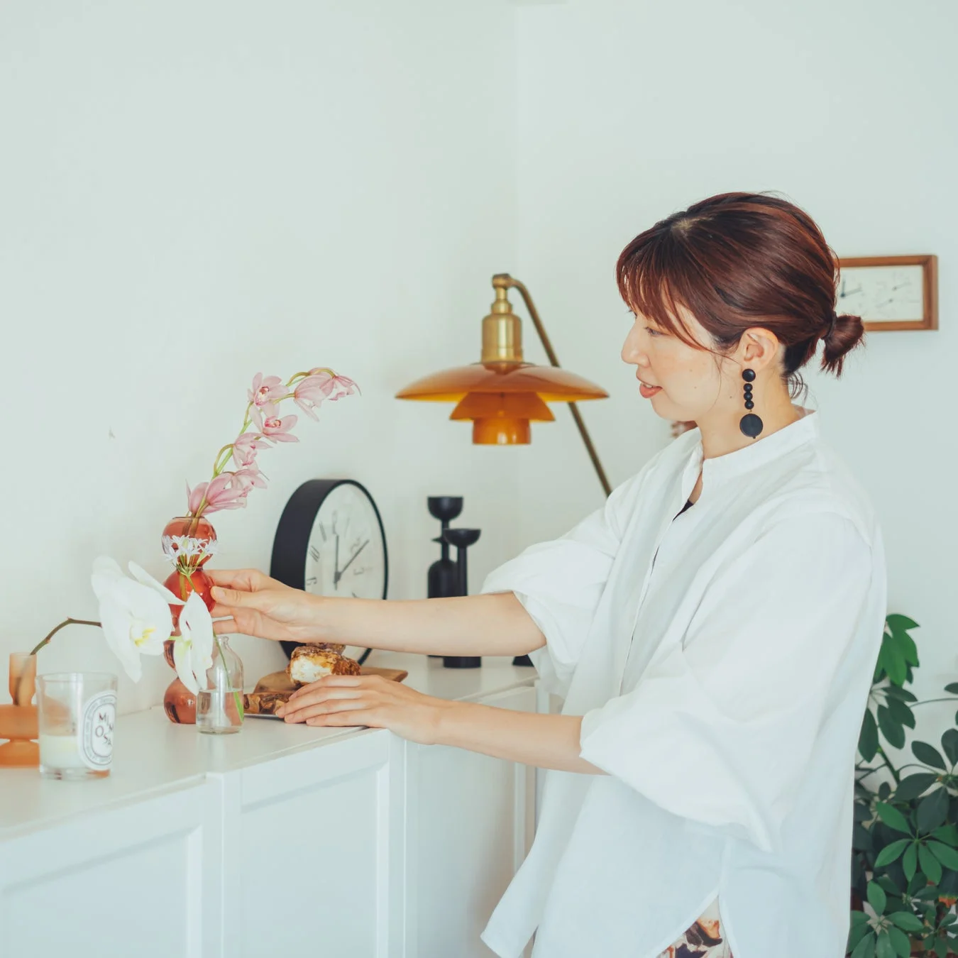 花を整える女性