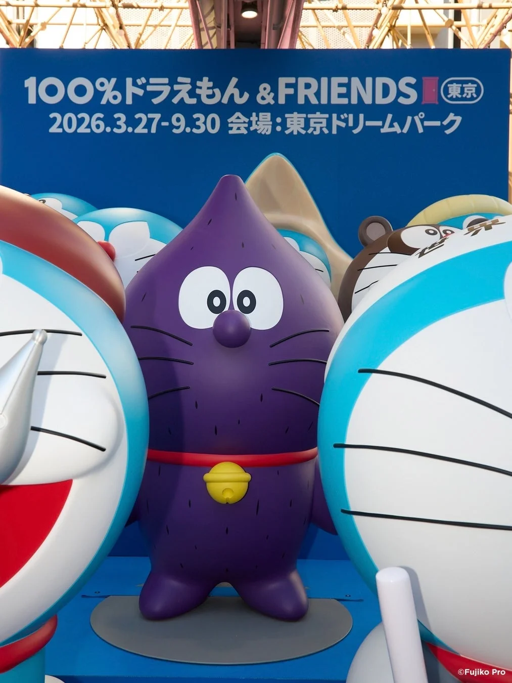 藤子・F・不二雄キャラクター像が並ぶイベントの展示風景