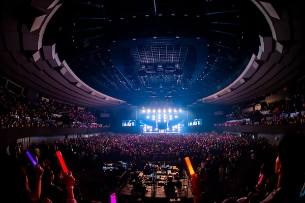 熱気に包まれたライブ会場の様子