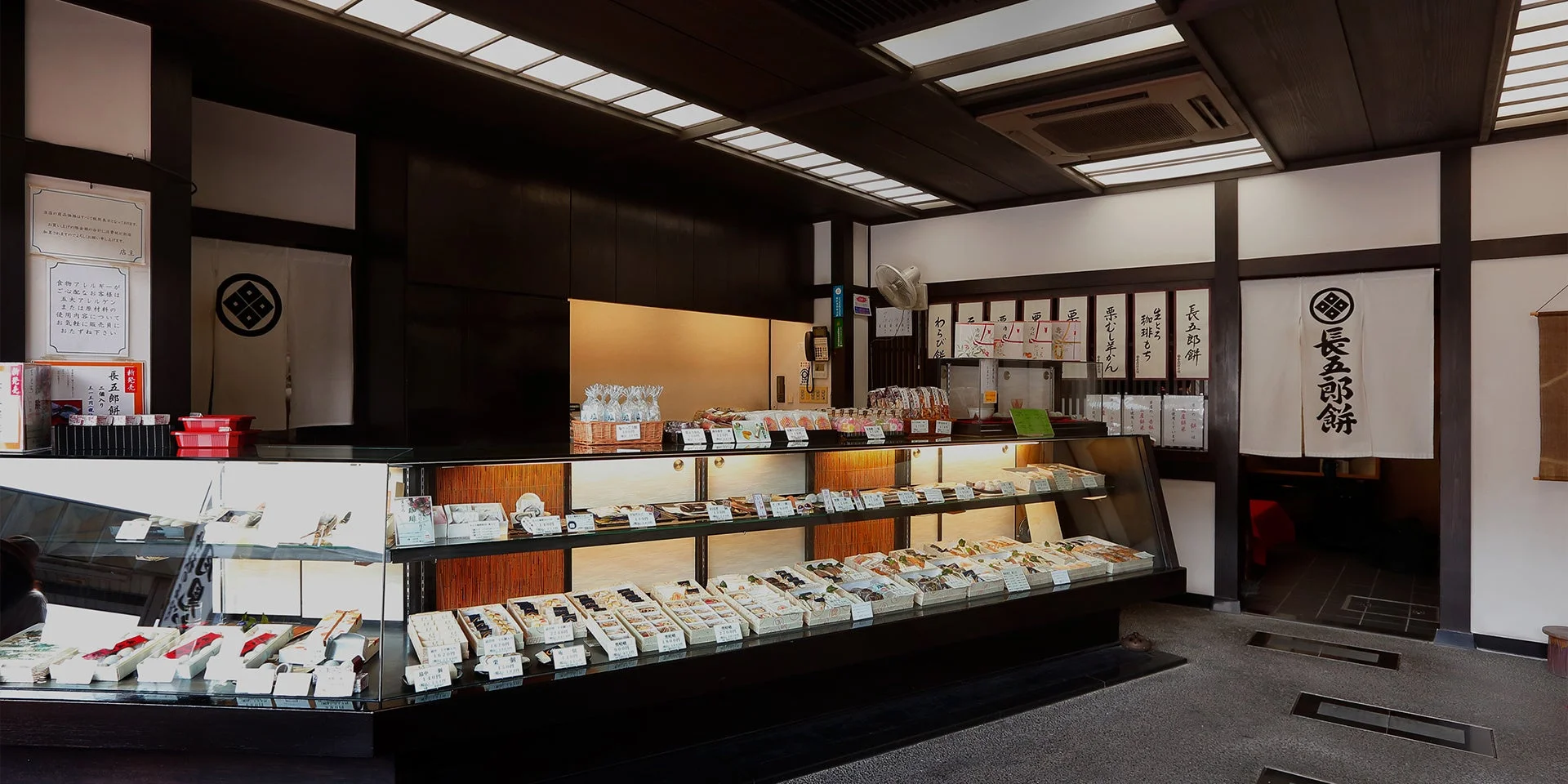 長五郎餅本舗の店舗内装