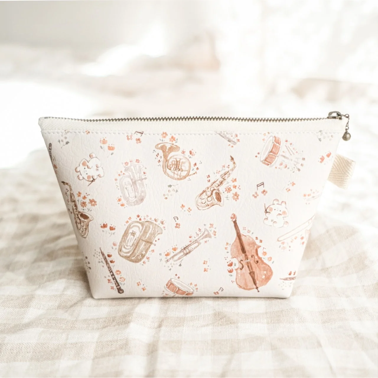 楽器と花柄が描かれたファスナーポーチ