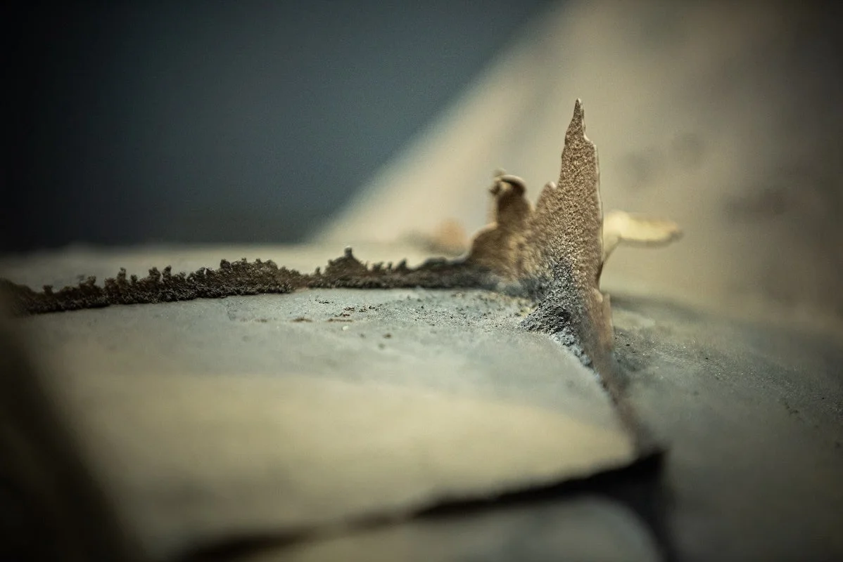 荒れた質感の表面