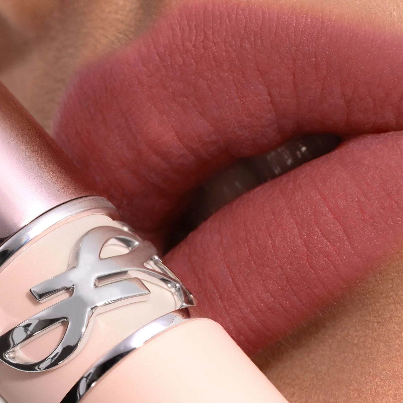 #1 アンドレスド ピンクの唇とリップスティック