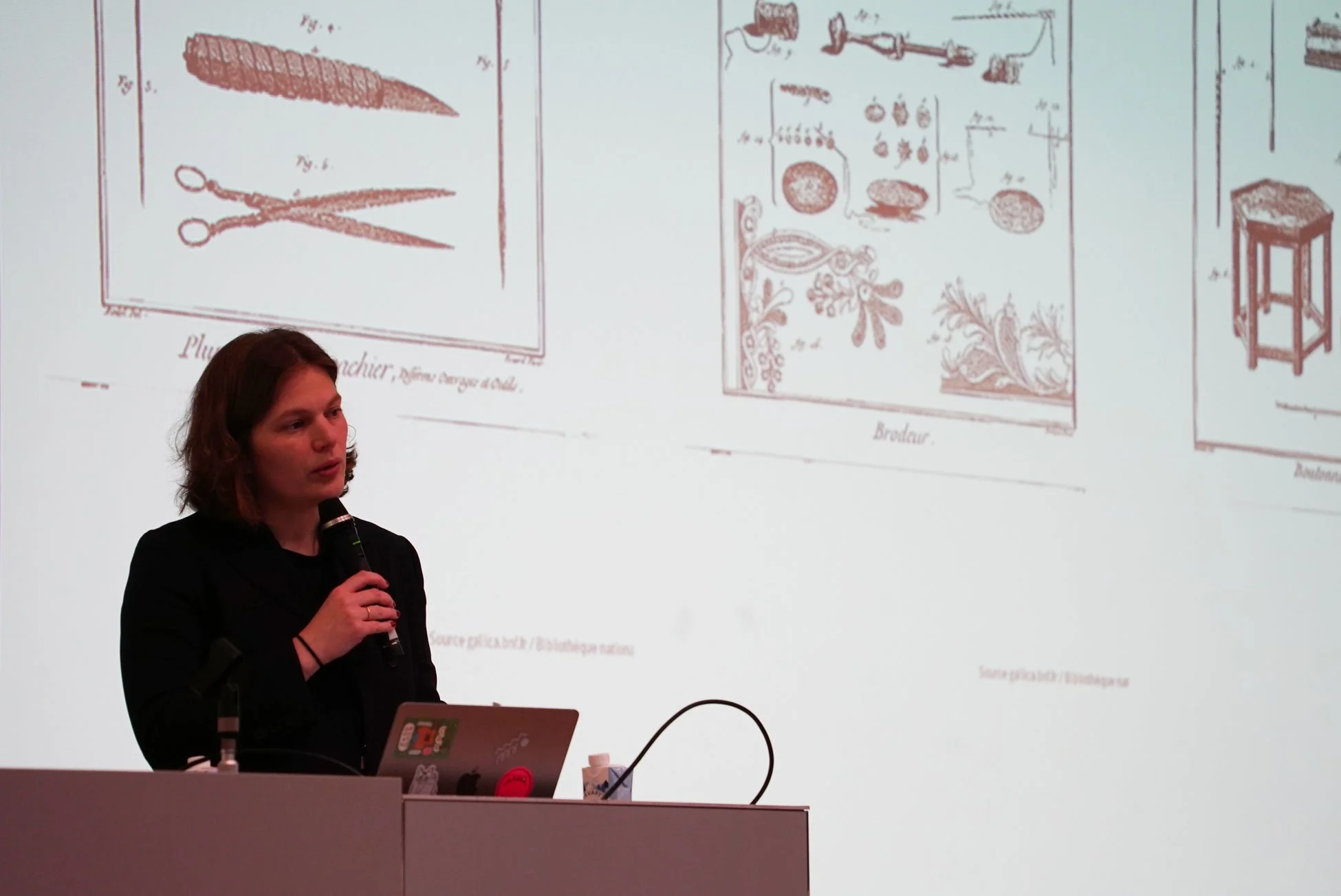 エミリー・アマン氏がプレゼンテーションを行う様子