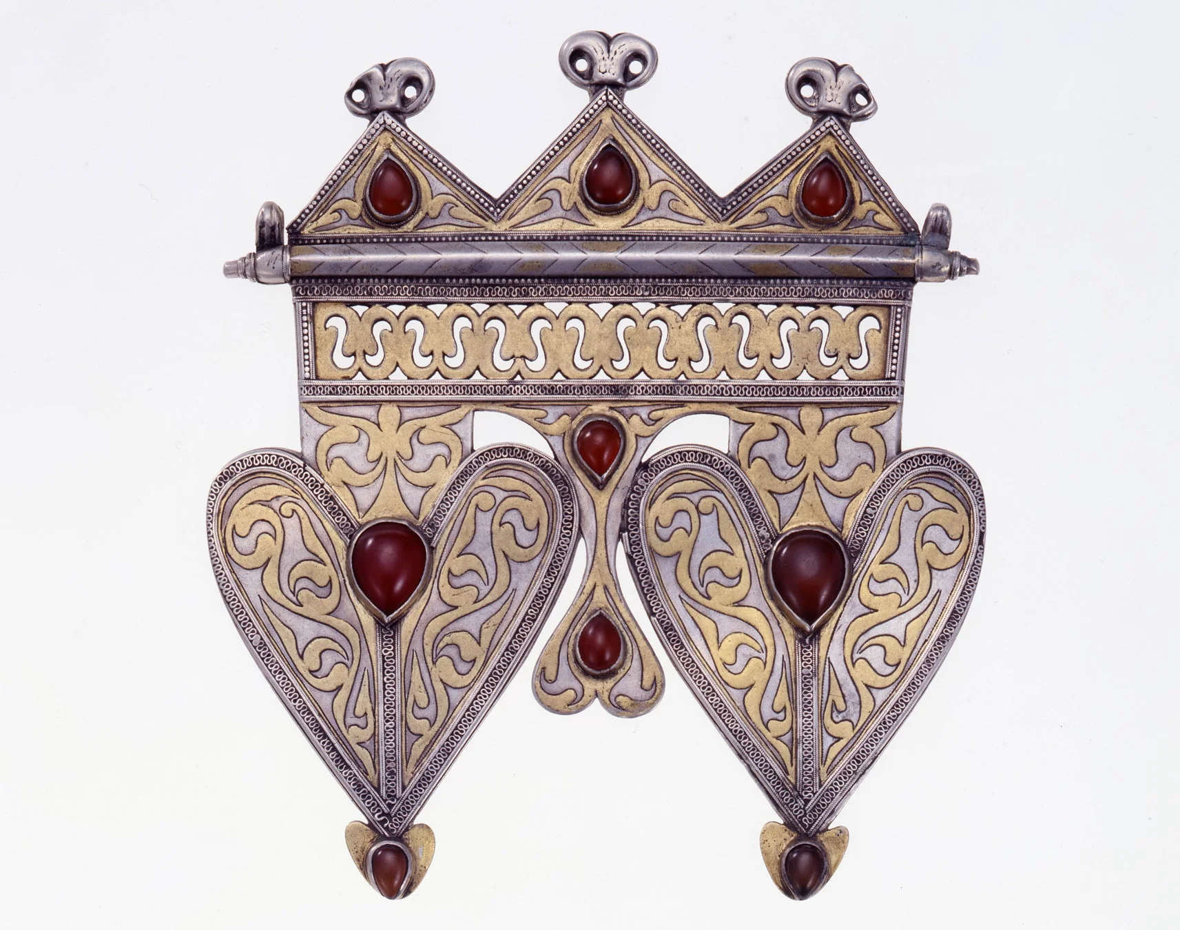 赤い石がはめ込まれたペンダント