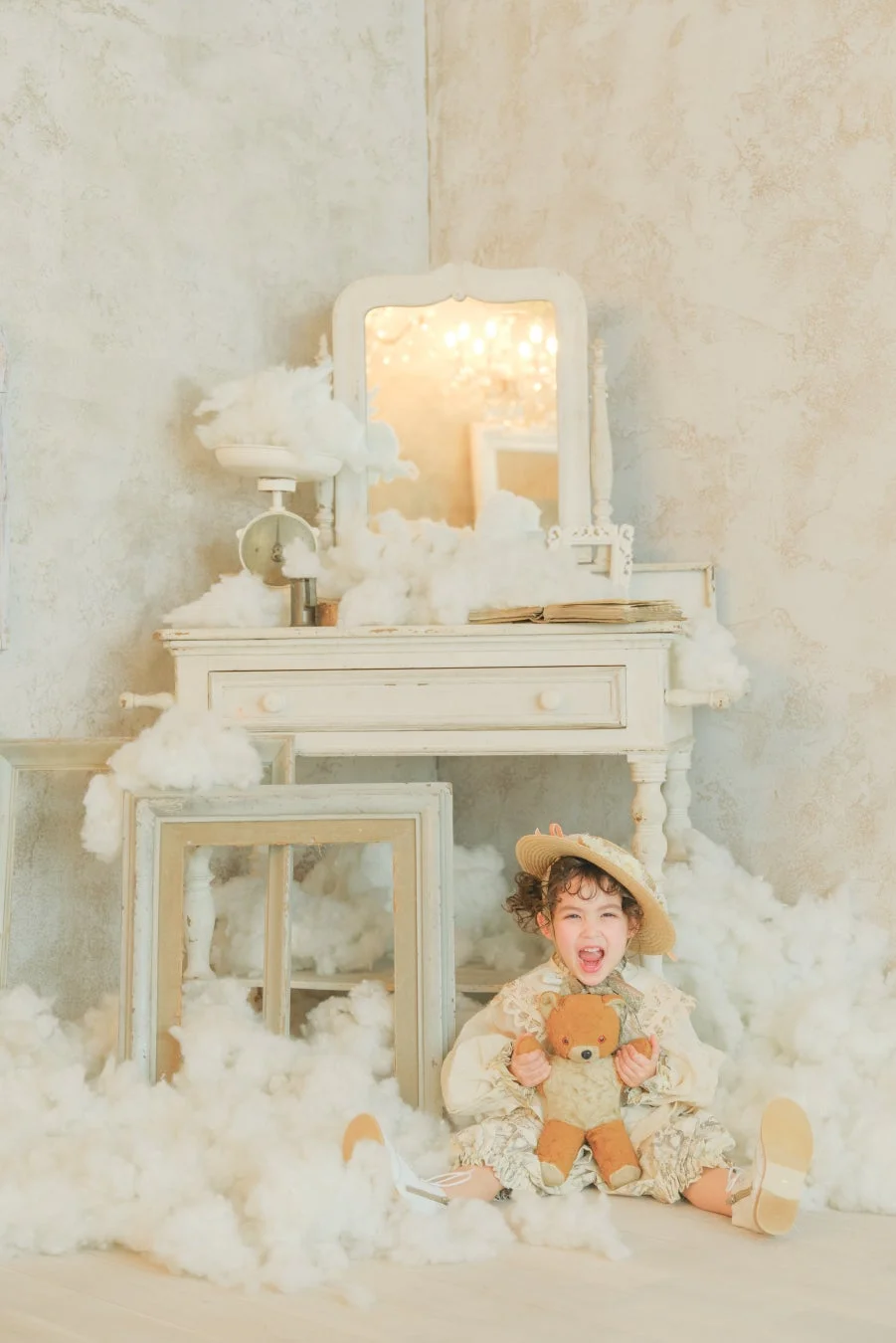 雲に囲まれた幻想的な空間で座る子供