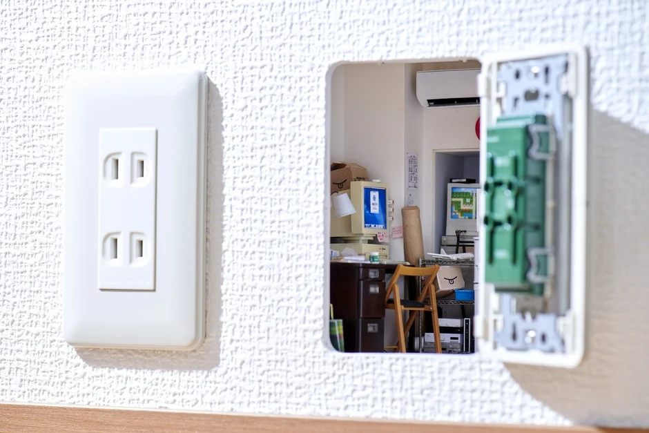 壁のコンセント横のミニチュア部屋