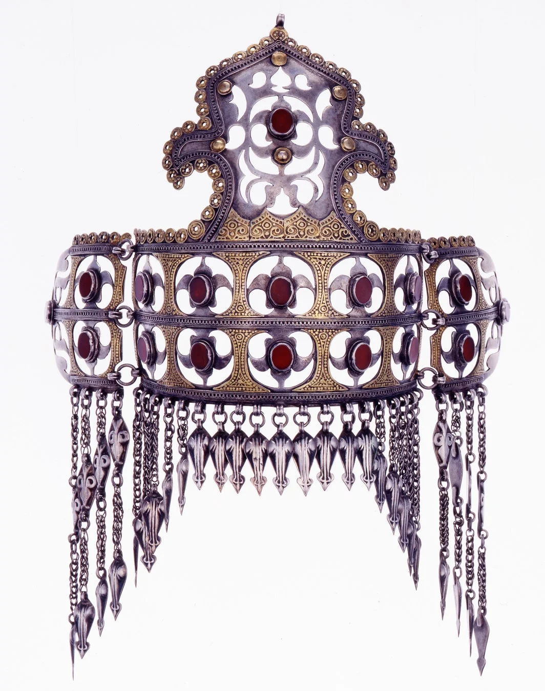 精巧な細工が施された伝統的な頭飾り