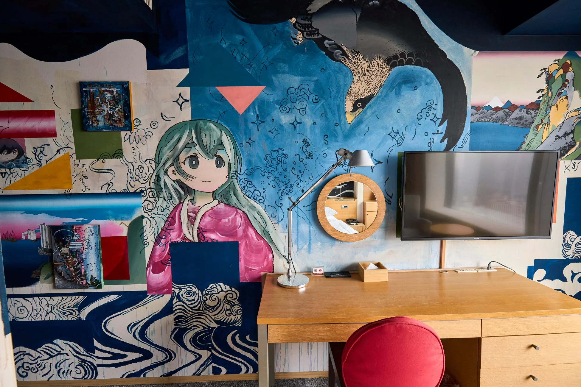 客室内の壁画詳細、デスク周辺