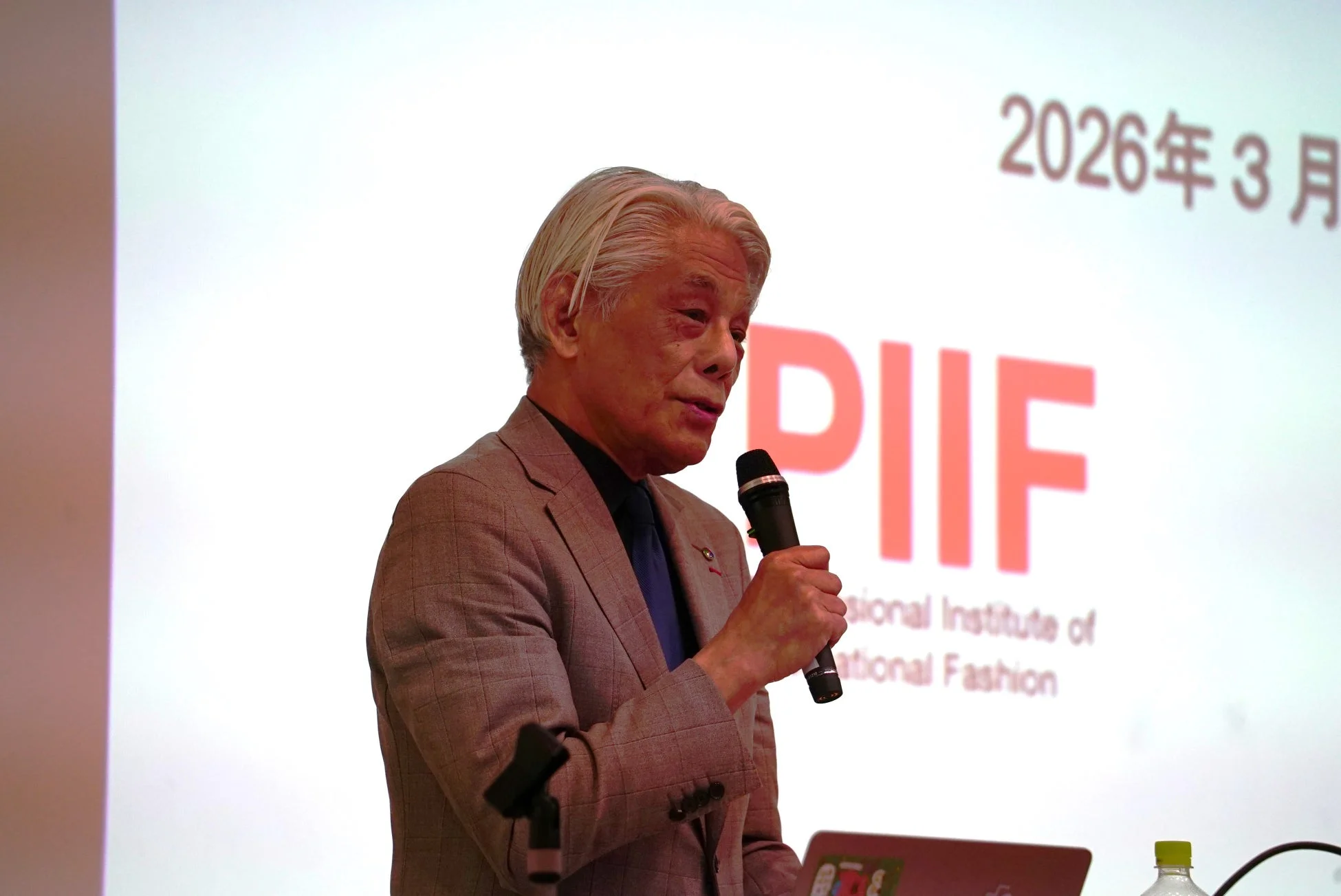 近藤誠一学長が講演する様子