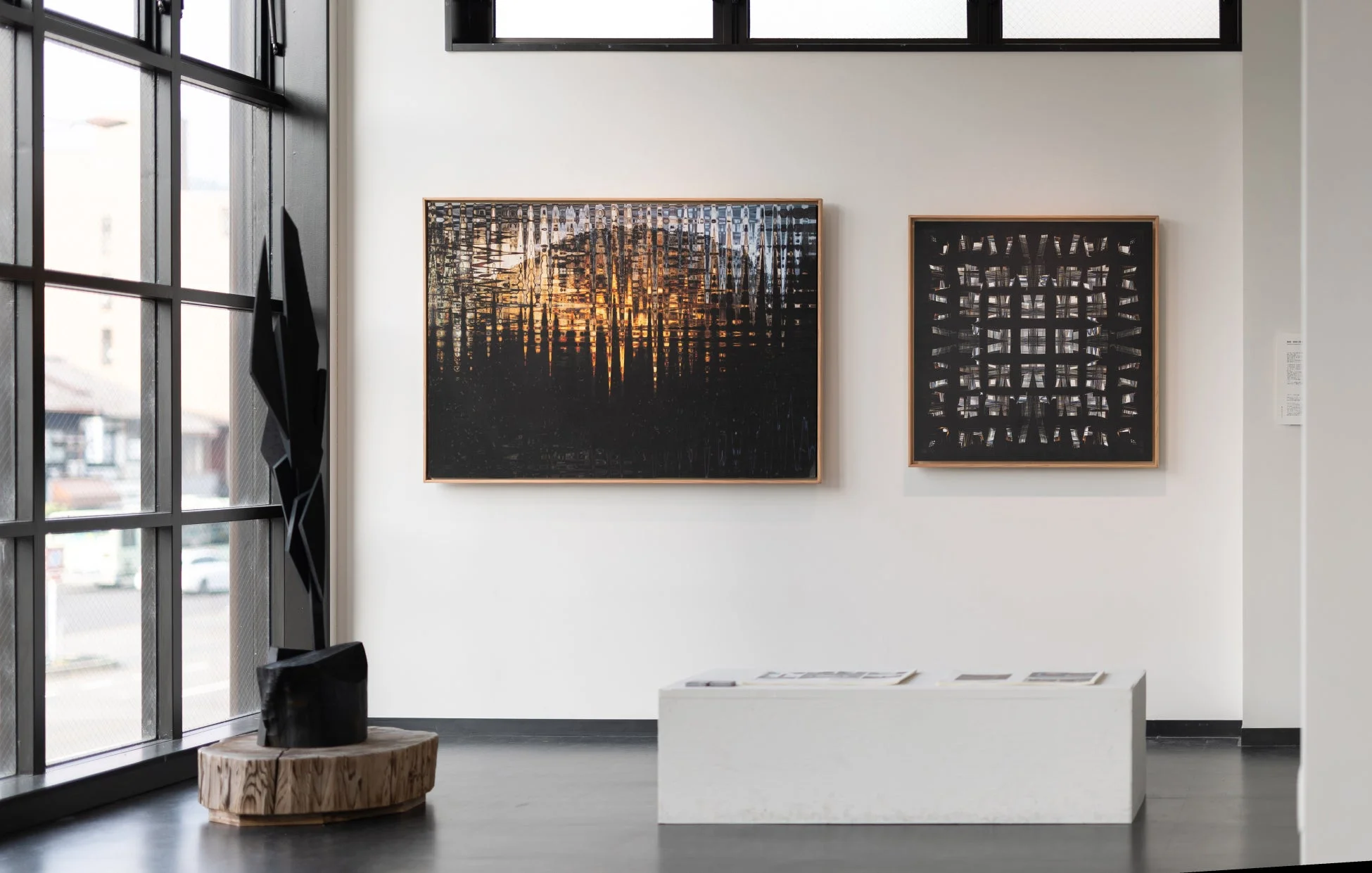 現代アートが展示されたギャラリーの内部風景