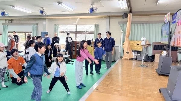 インタラクティブゲームを楽しむ子どもたち