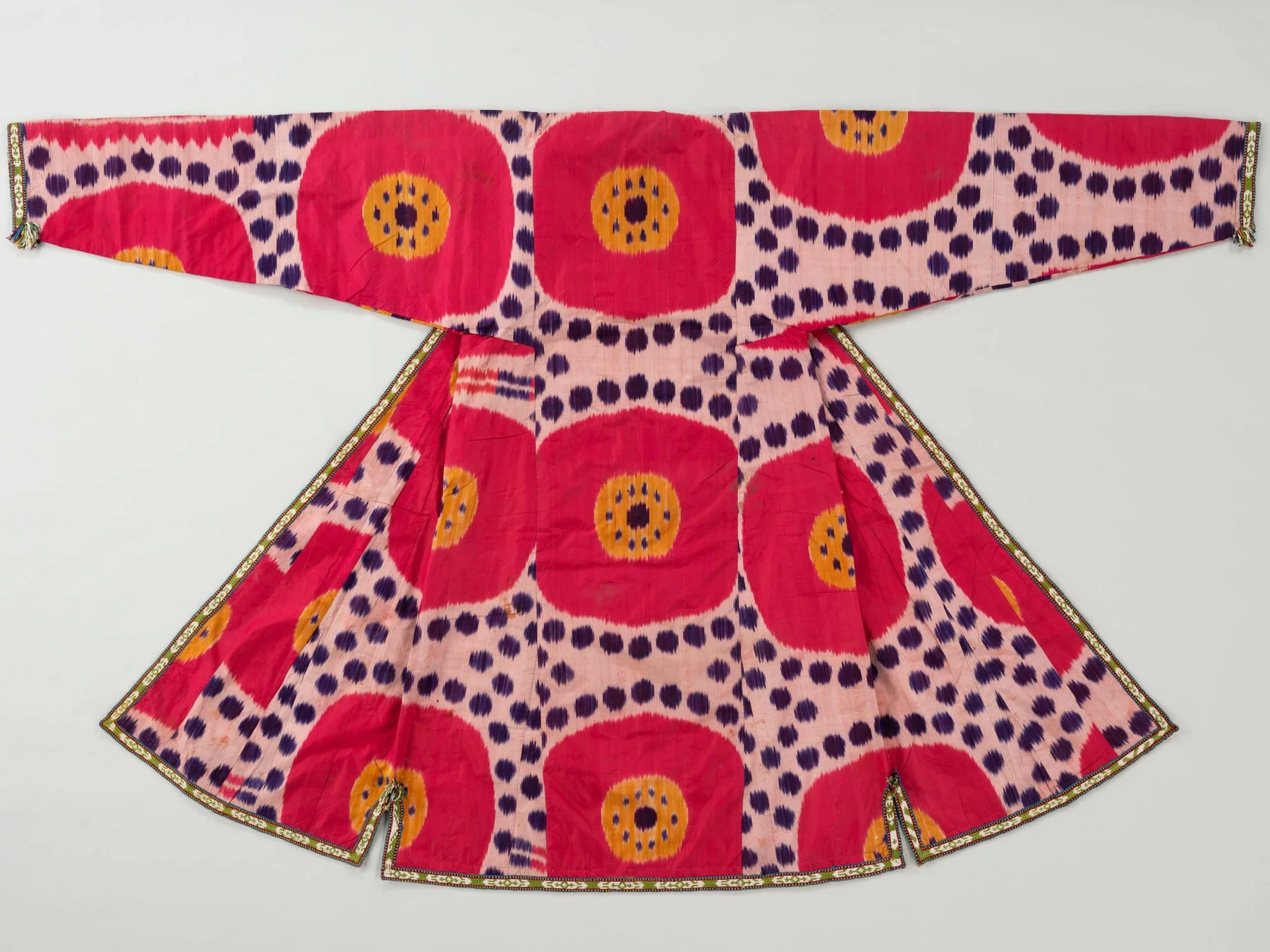 鮮やかなピンクと黄色の円形模様、紫のドットが特徴的な伝統的なローブ