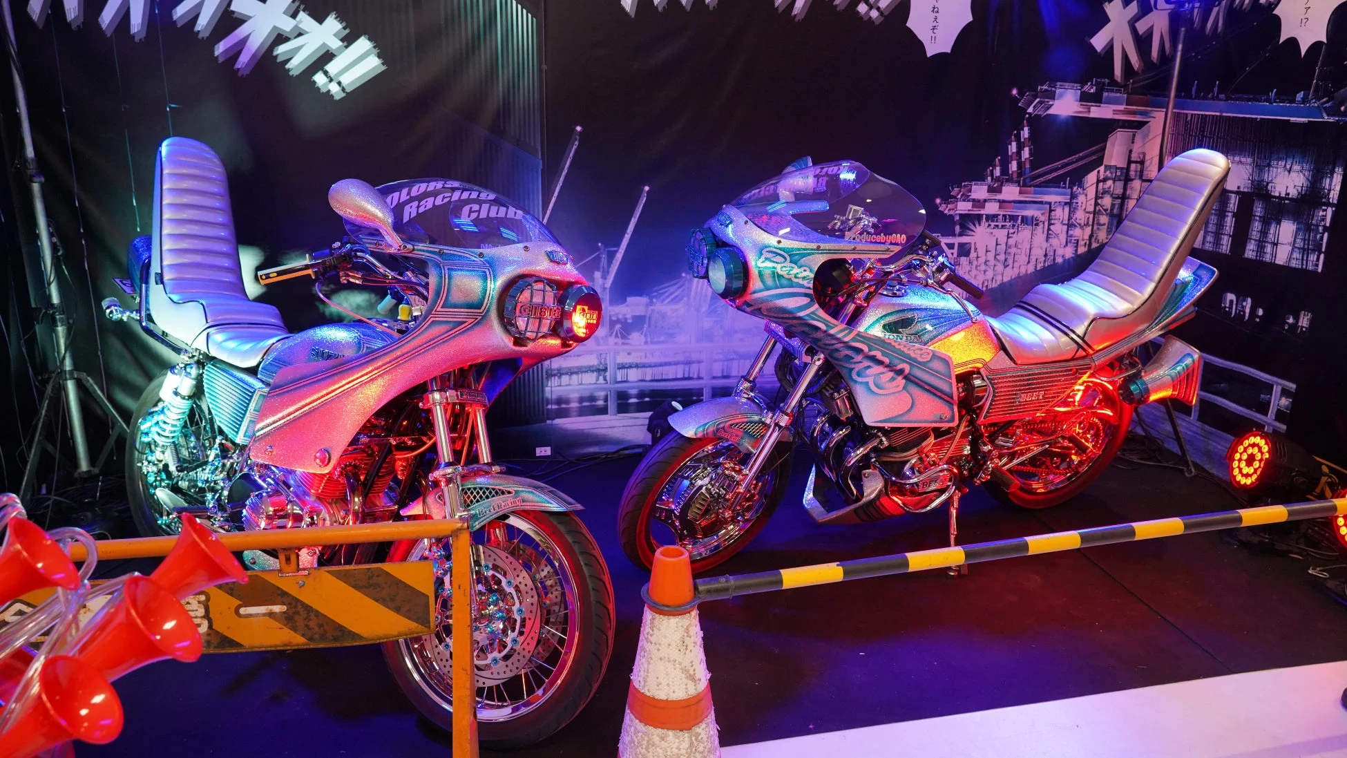 カスタムが施されたバイクの展示