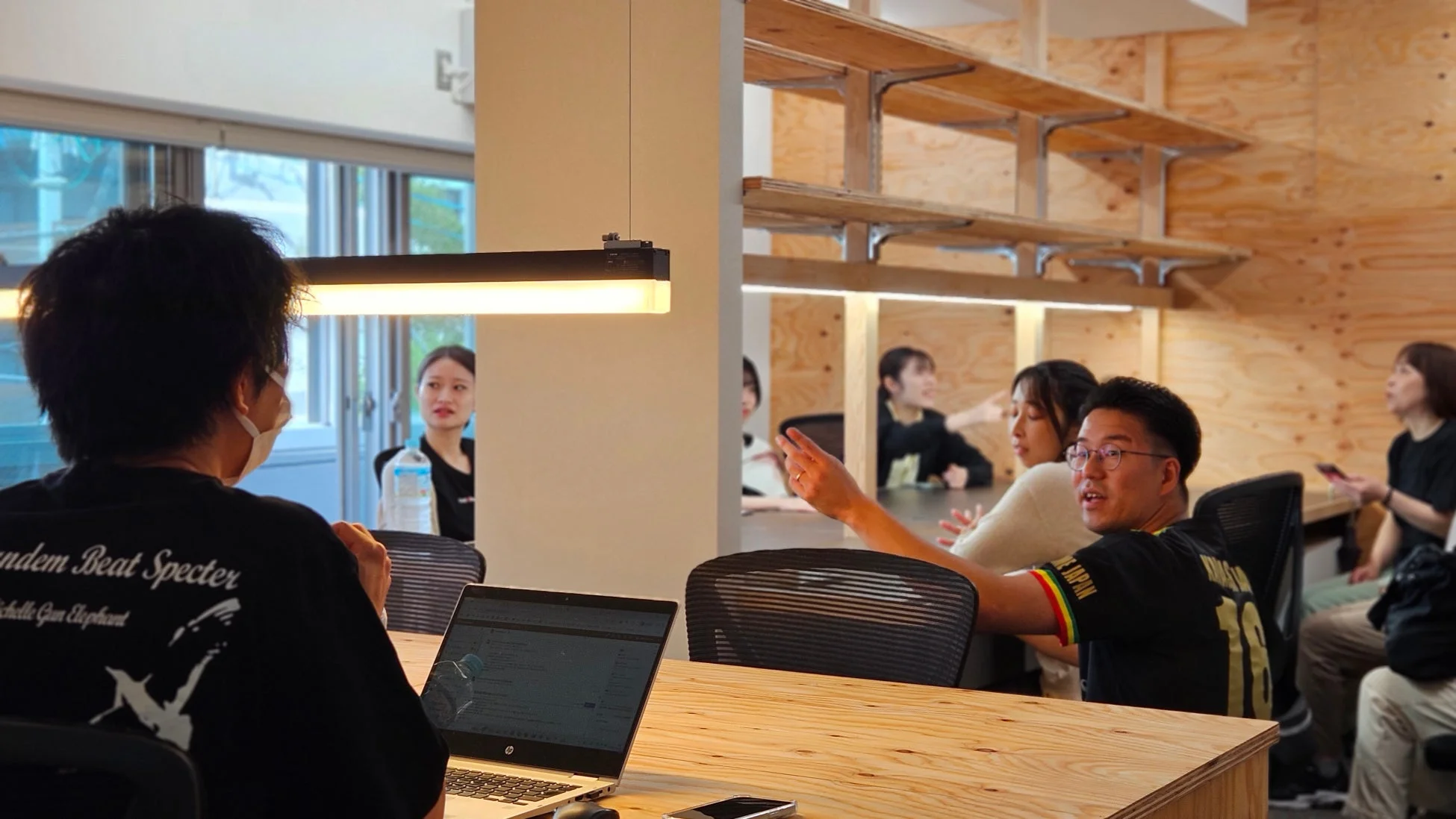 オフィスでの議論の様子