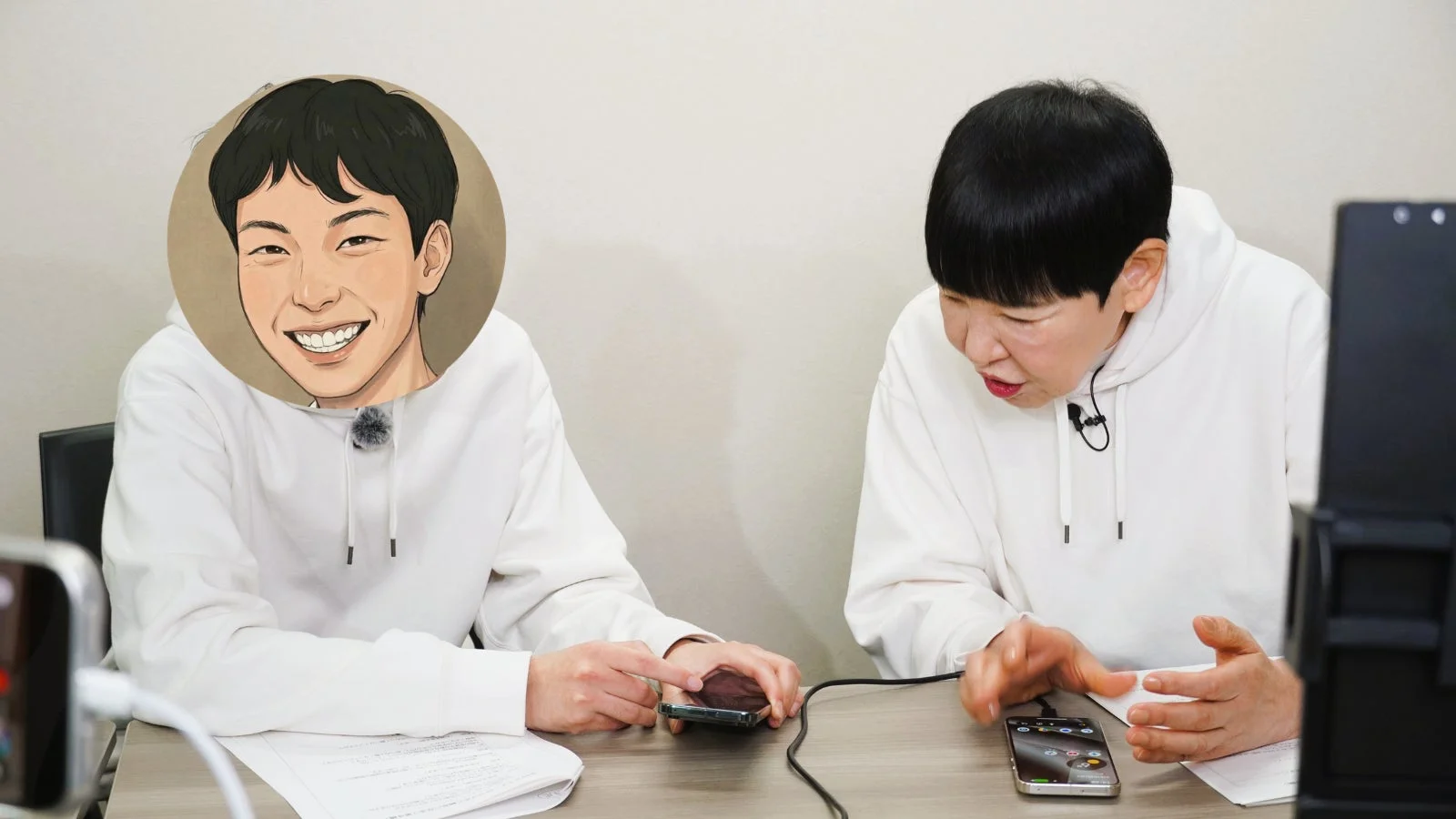 和田アキ子さんと若手社員がAIスマホについて話す様子