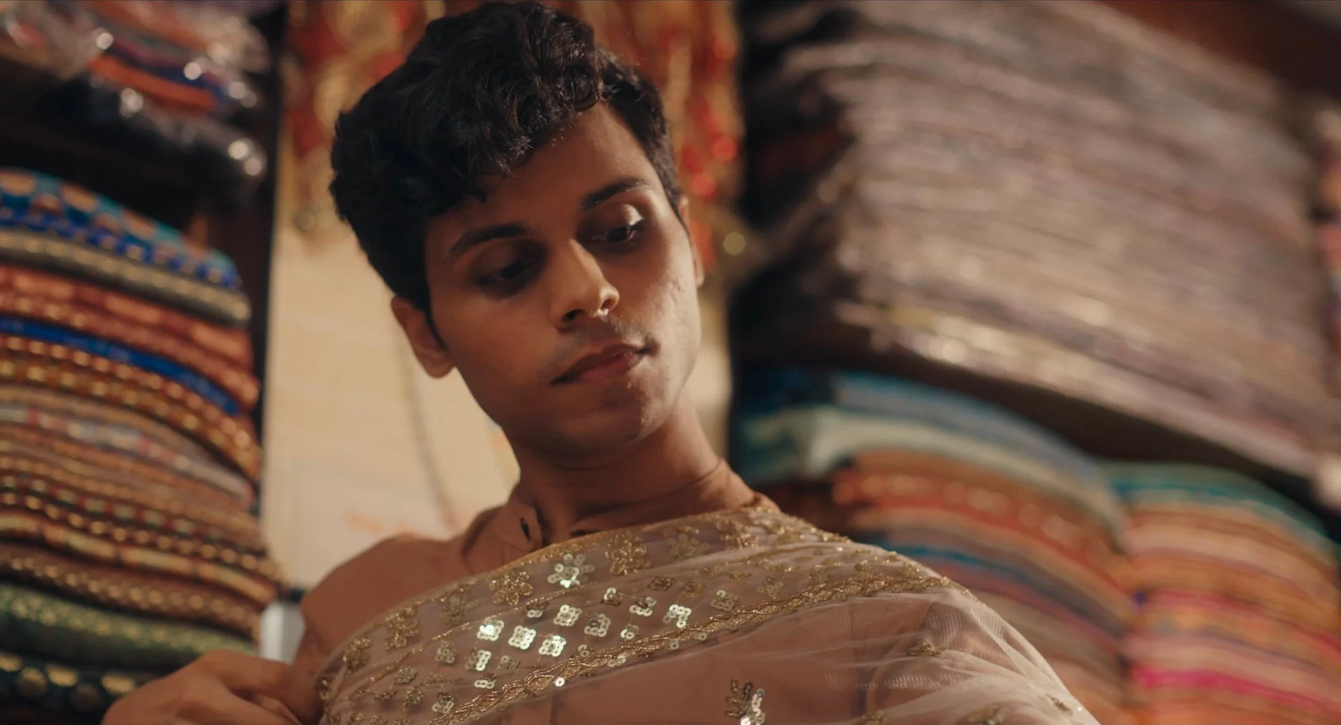 インドの伝統衣装を身につけた若い男性