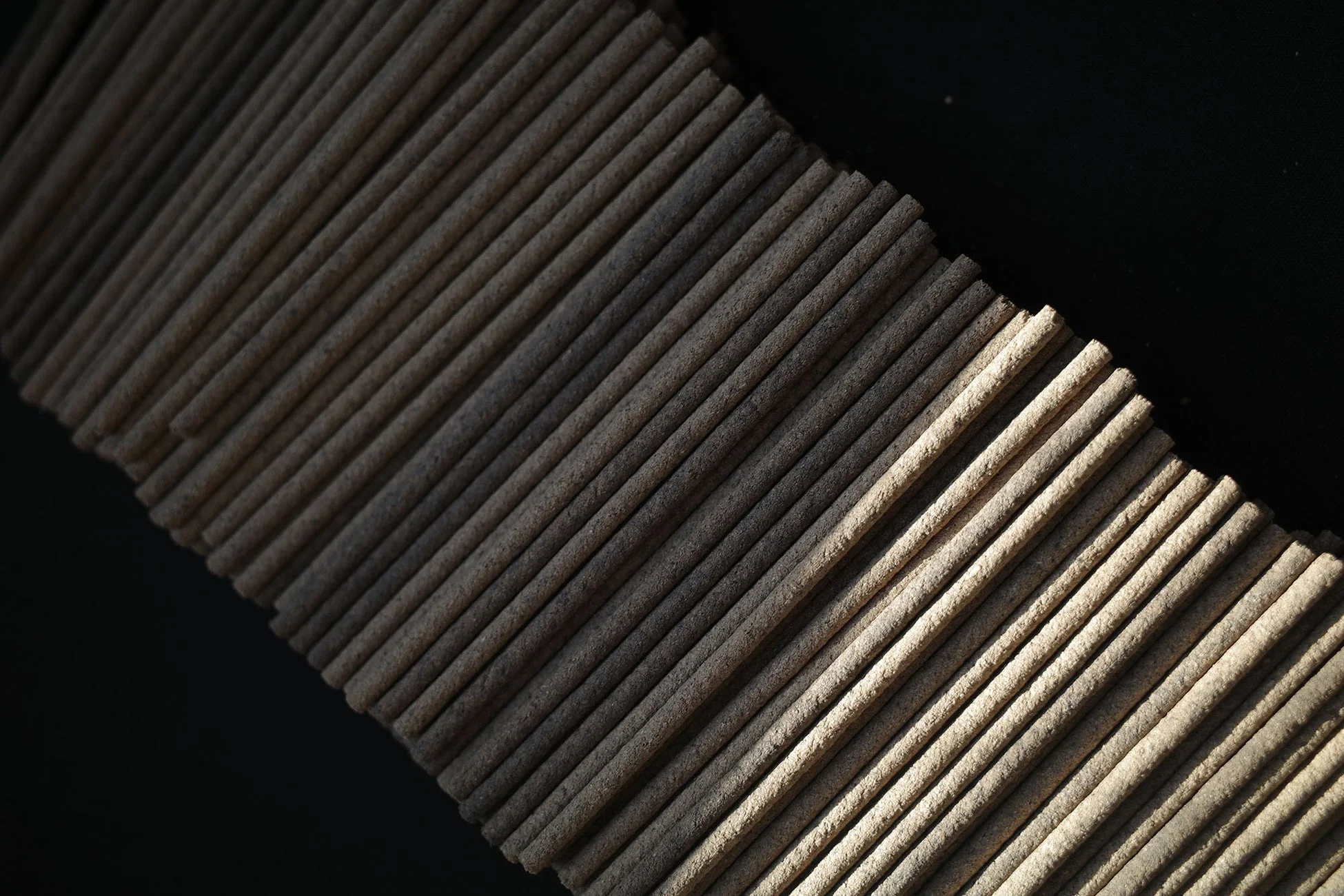 多数の線香が並べられたクローズアップ