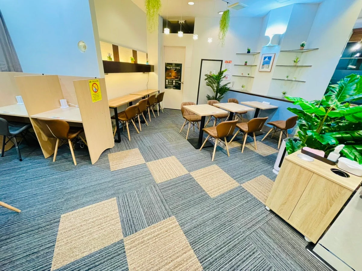 個別ブースや複数人用のテーブル席があり、集中して作業できる環境