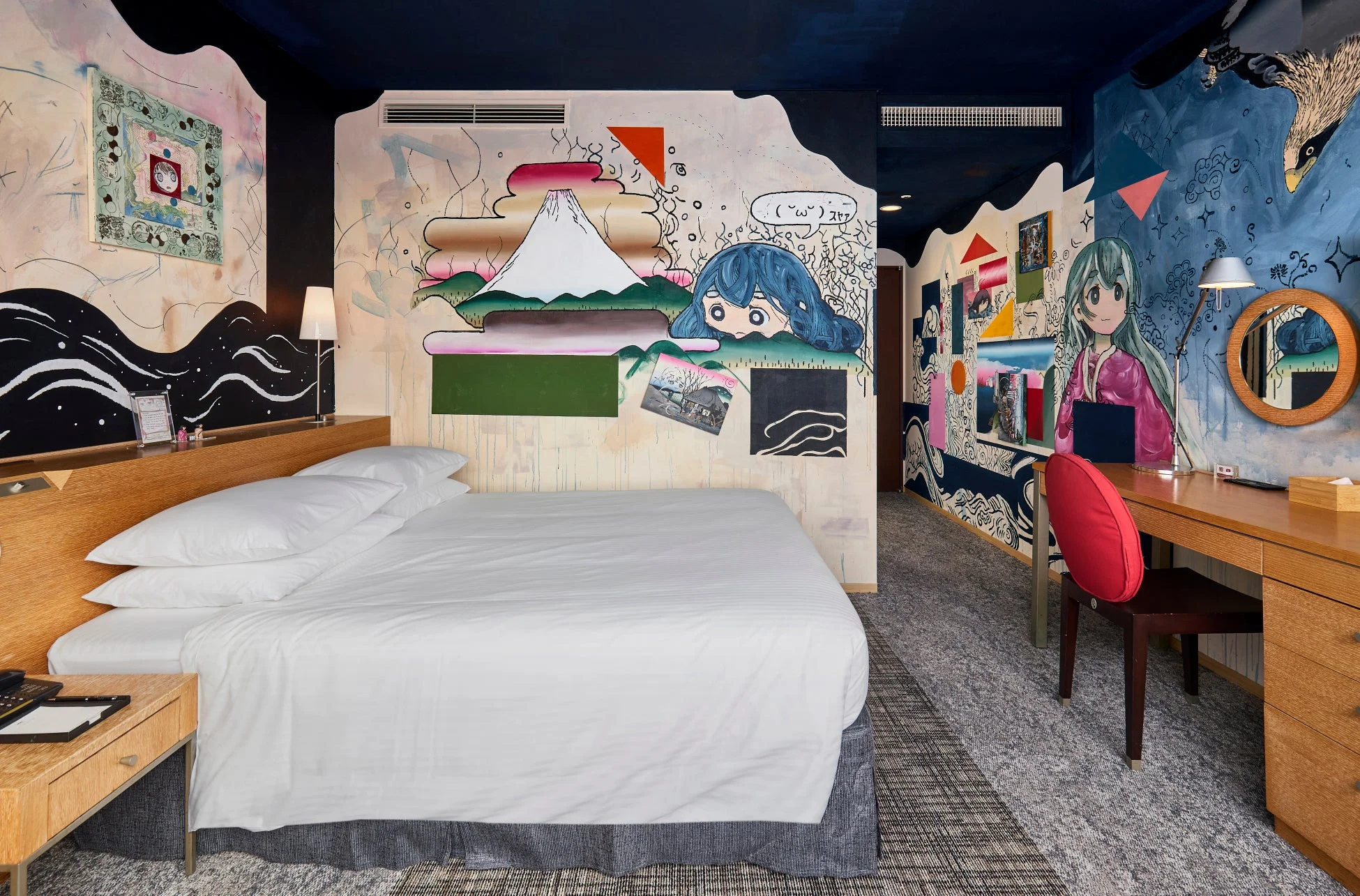 客室内の別角度、ベッドとデスク