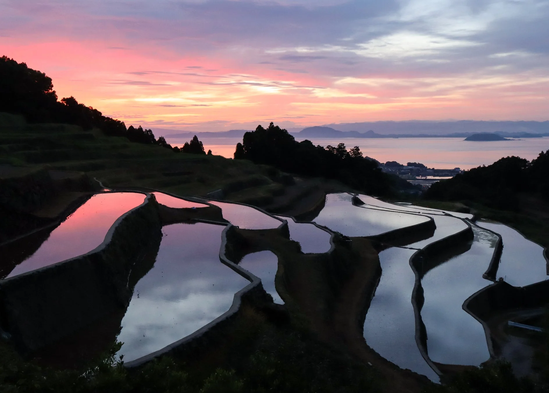 準グランプリ「谷水棚田、夜明けの水鏡」