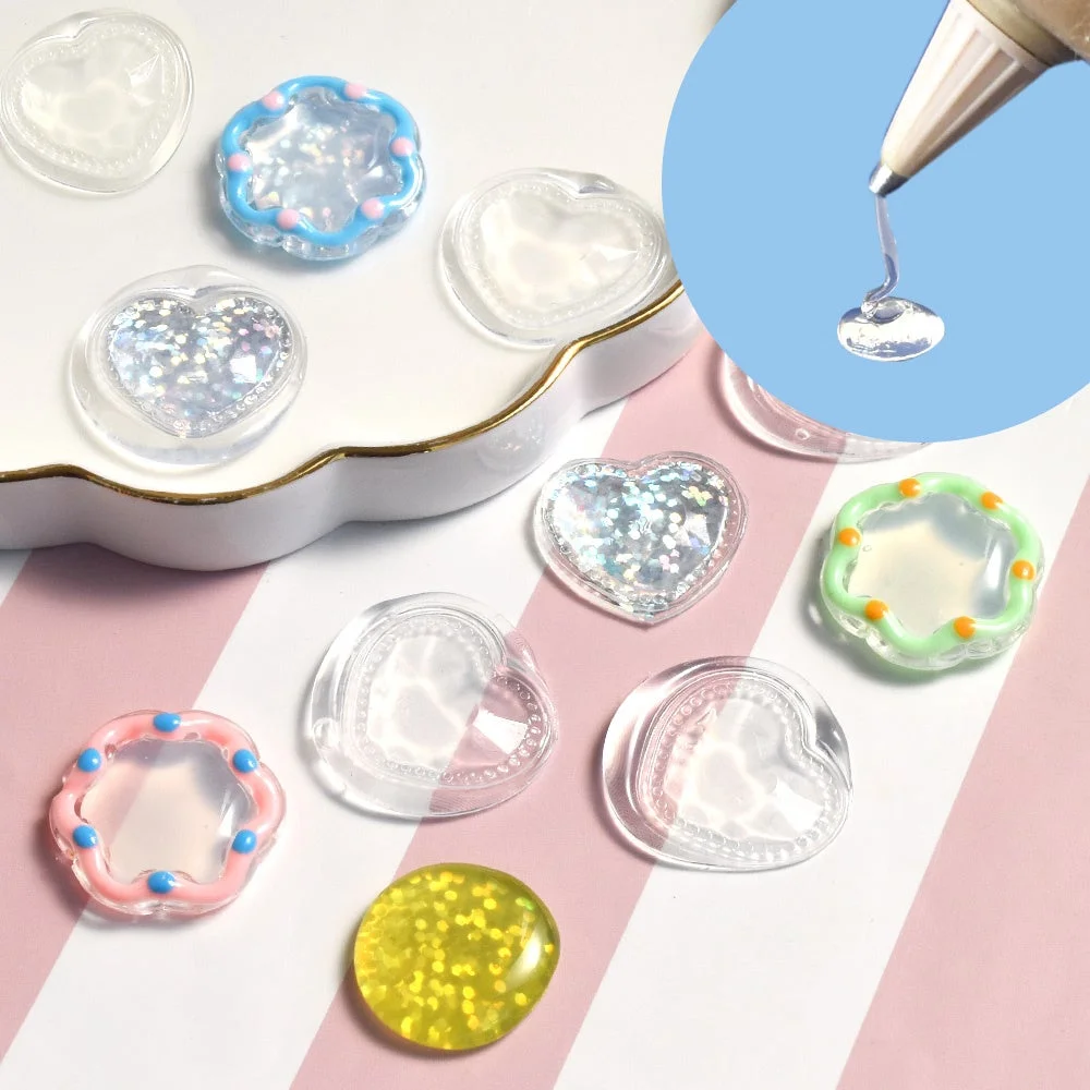 透明なハート型や花型のレジンパーツ