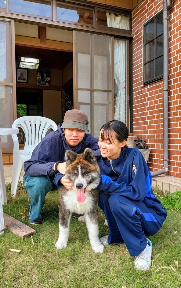 庭先で犬と触れ合う人々