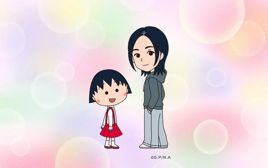 ちびまる子ちゃんと長髪の男性キャラクターが、パステルカラーの泡模様の背景に並んで立っているイラスト