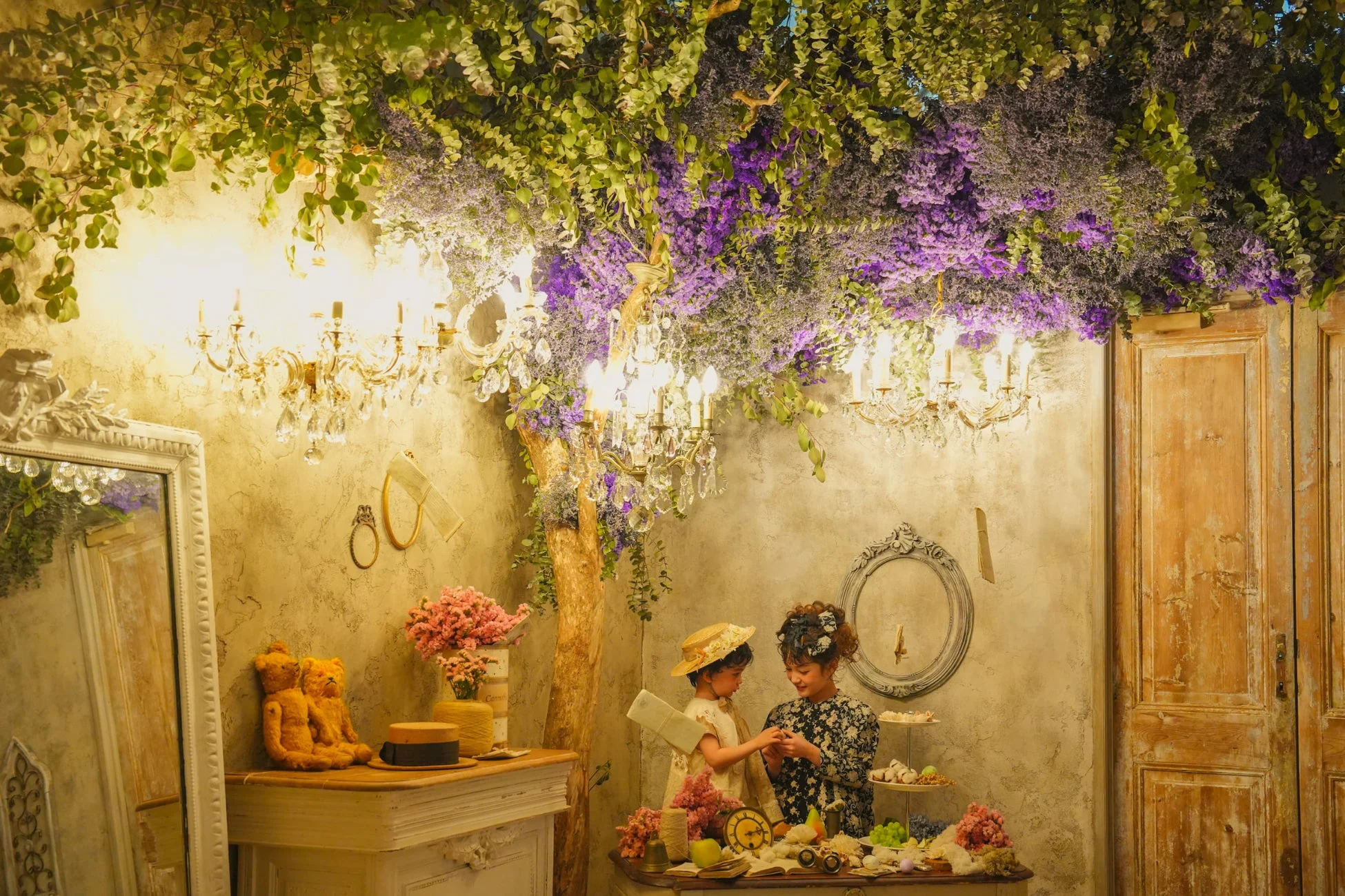 花の天井とアンティークに囲まれた空間での家族写真