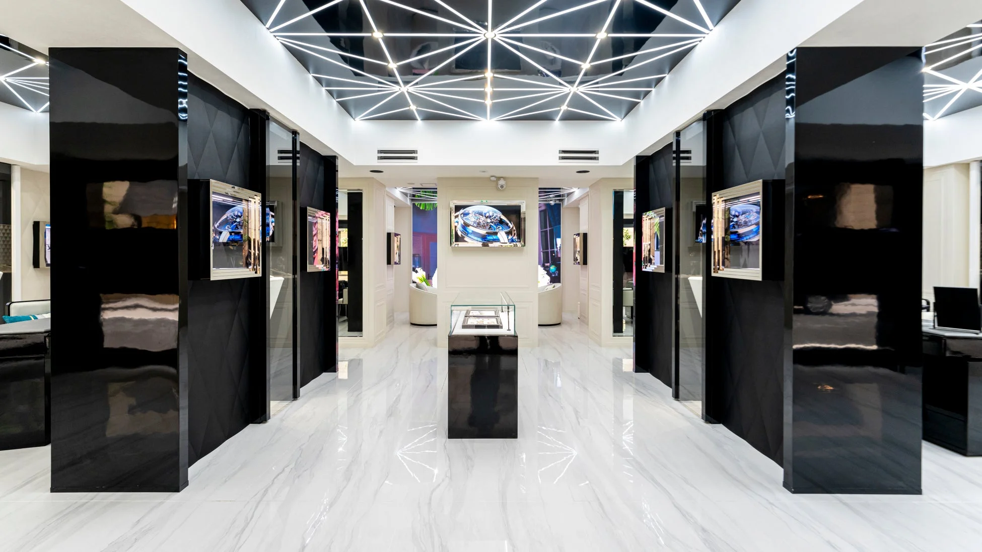 現代的で豪華な内装の高級小売店の内部。