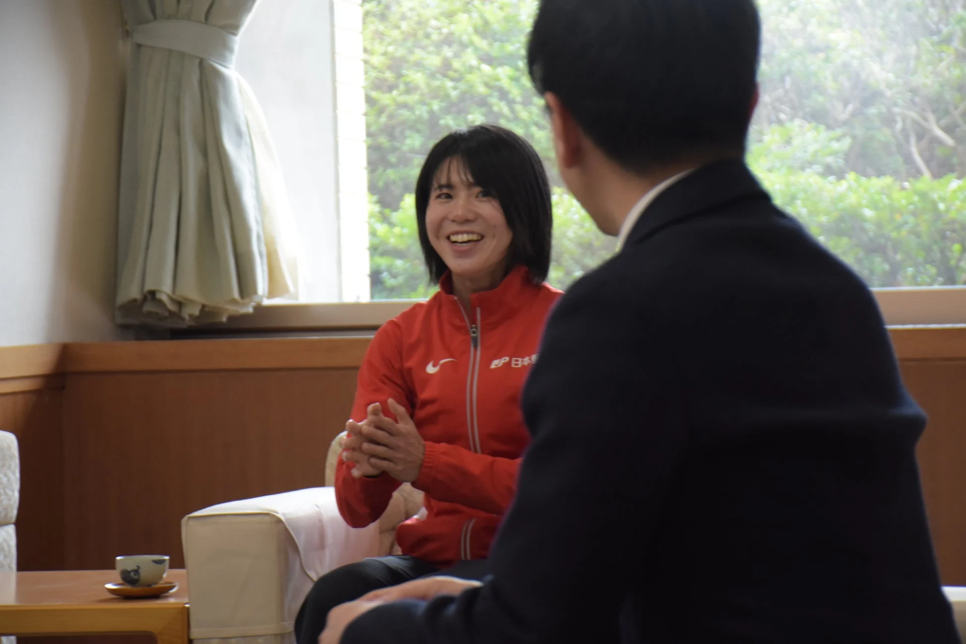 市長と笑顔で語り合う鈴木亜由子選手