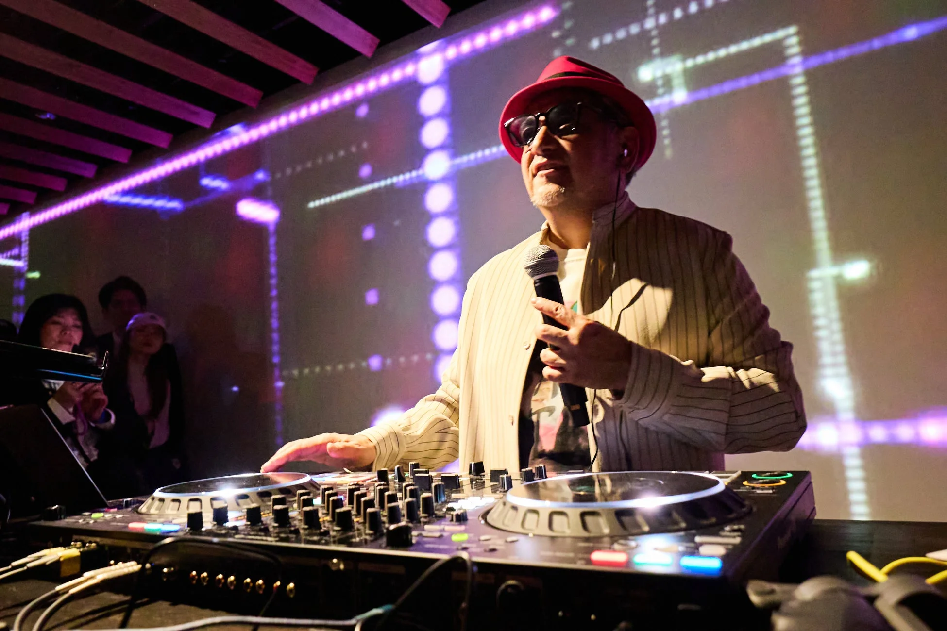 和空間でDJ TAROがプレイ