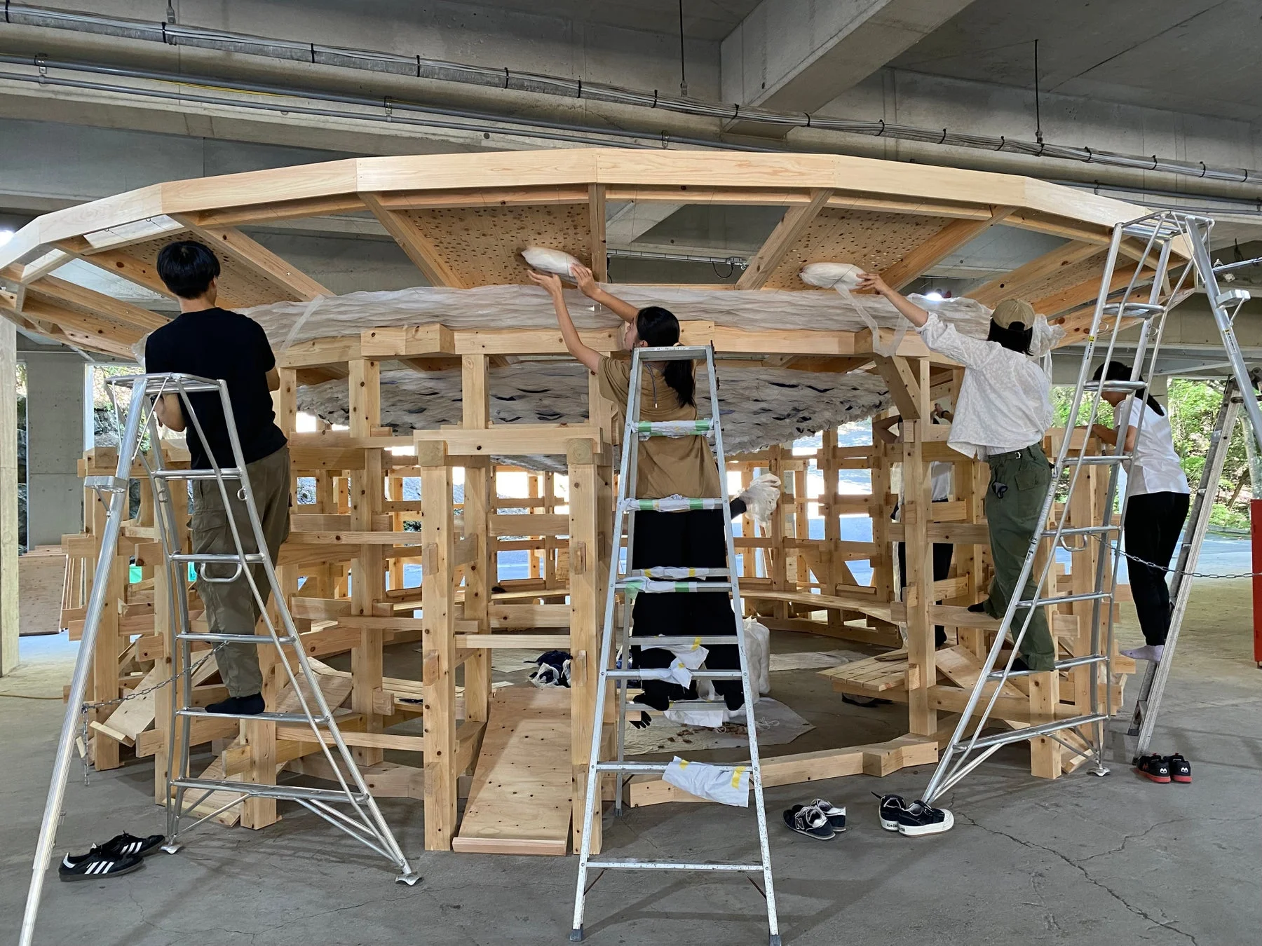 木製構造物の組み立て作業