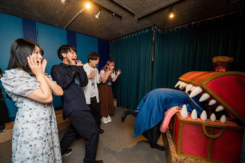 ミミックに驚く参加者たちの様子