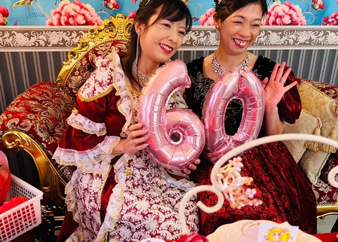 還暦を祝う二人の女性