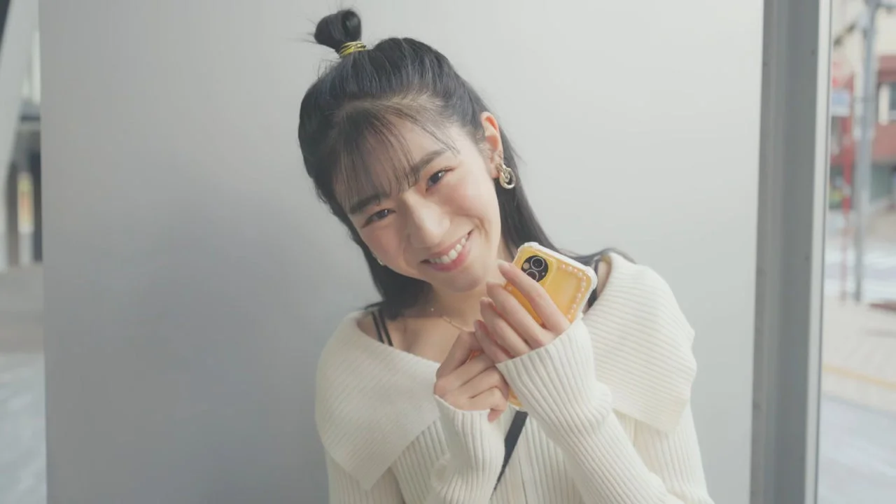 スマートフォンを持つ笑顔の女性