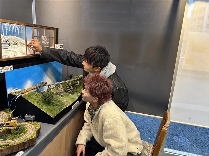 ジオラマ作品を鑑賞する様子