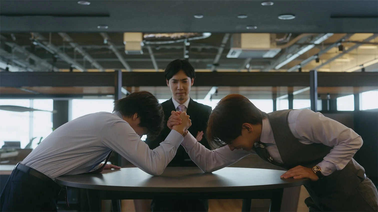 腕相撲をする良と全