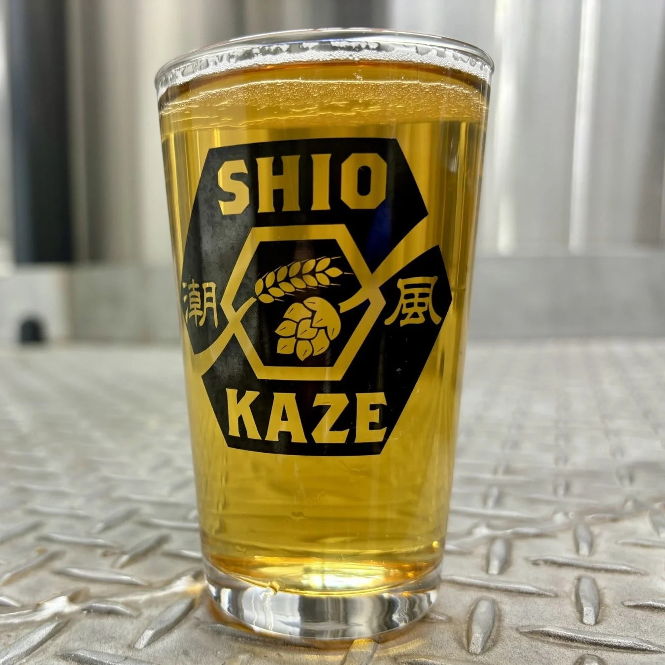 金色の液体が入ったグラスとラベル