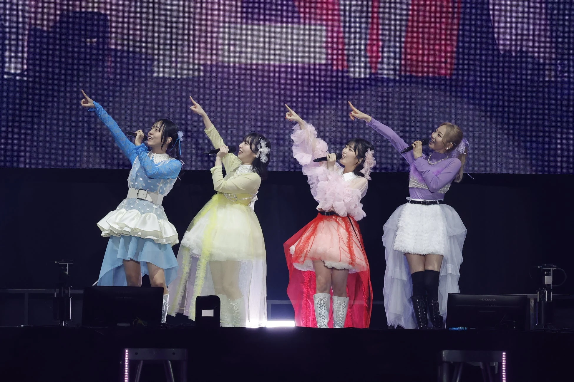 ステージ上でパフォーマンスする北宇治カルテットのメンバー